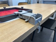 クランプ使用方法：机に固定する